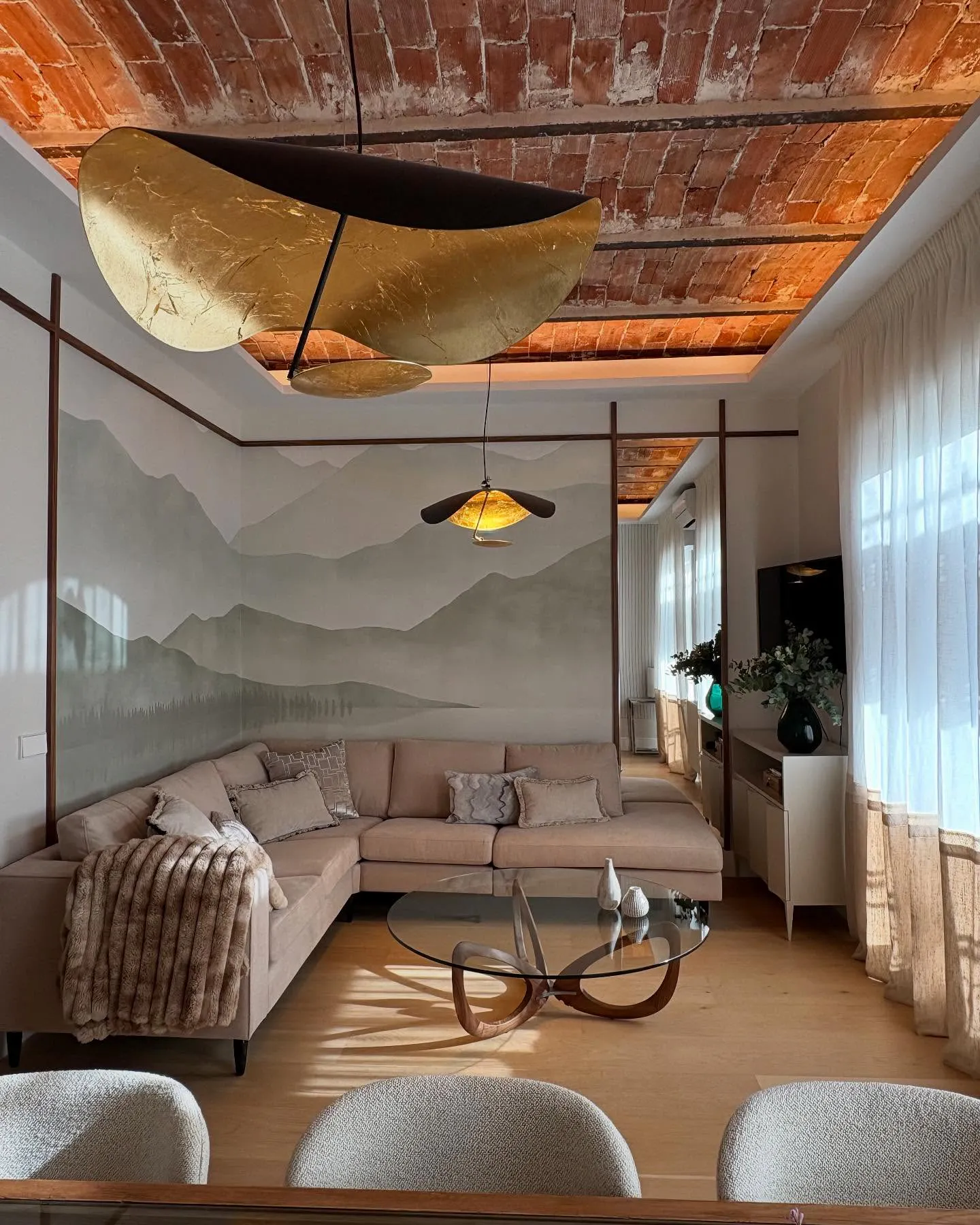 Perspectiva de salón con bóveda cerámica, mural y luz natural