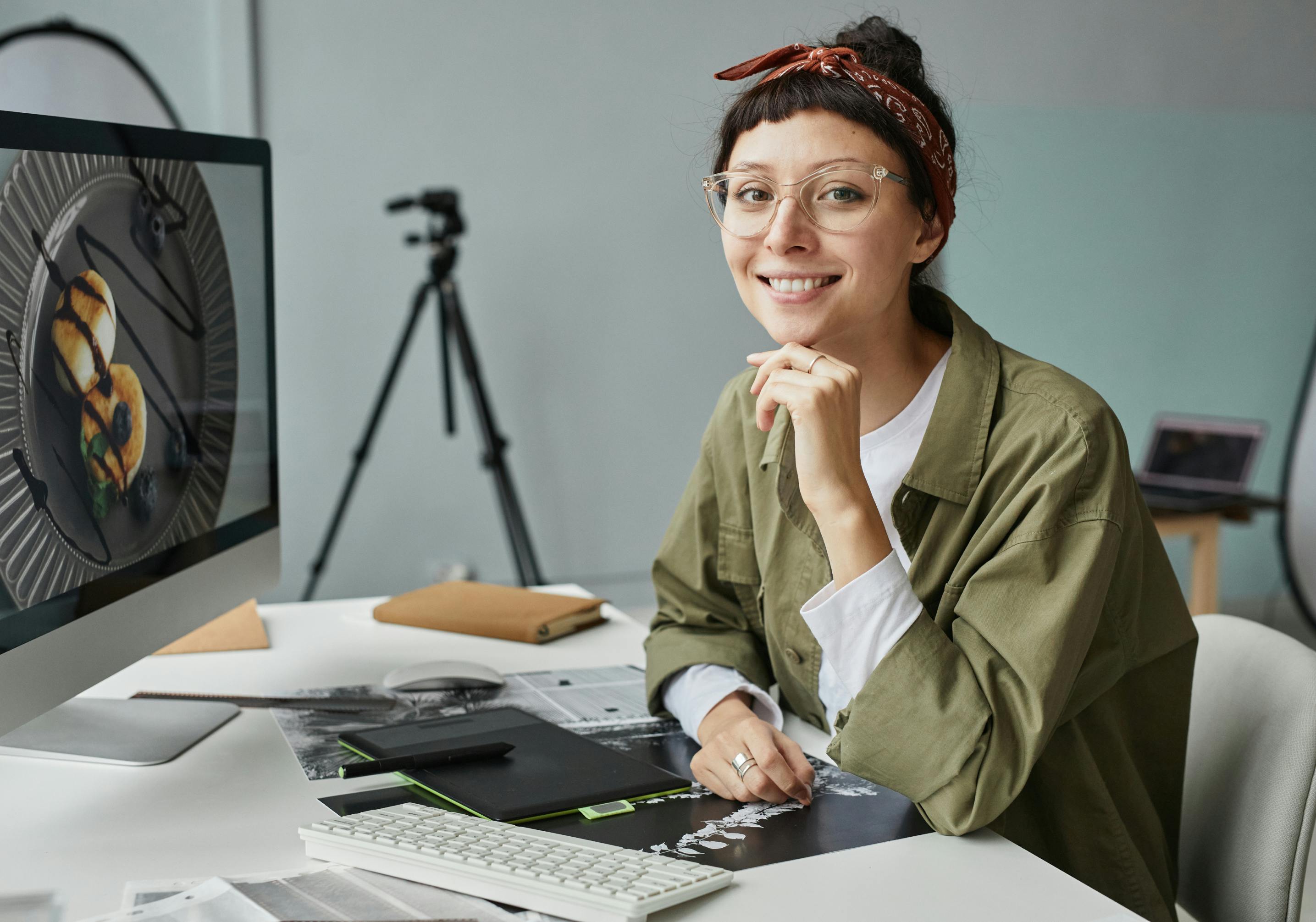 Personne devant son pc avec une tablette graphique