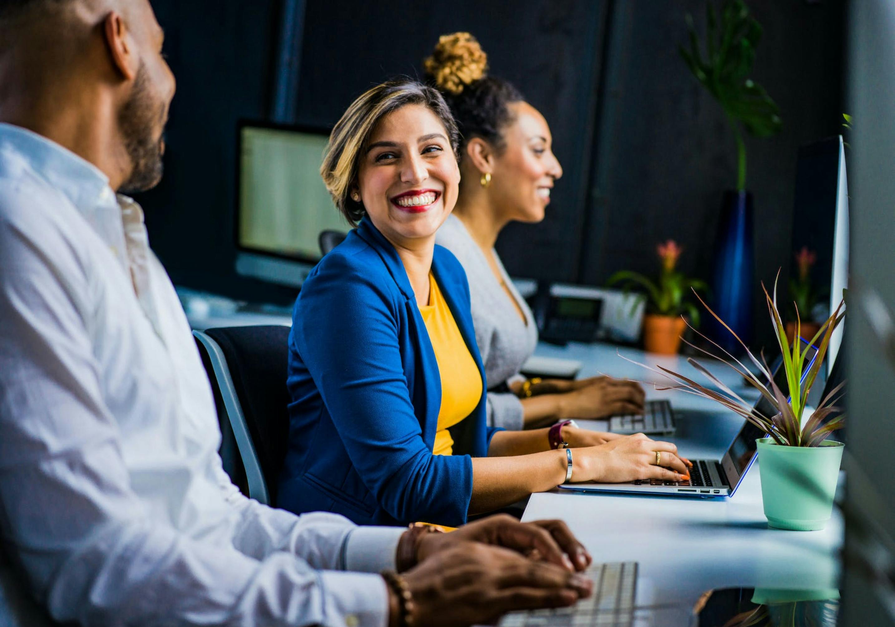 Photo gens bureau, employés heureux qui travaillent