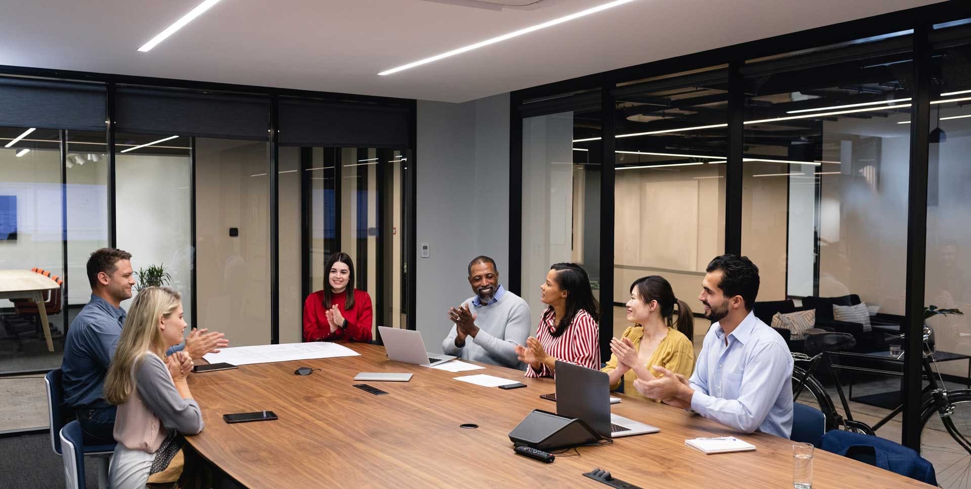 Photo salle de réunion avec plusieurs personnes