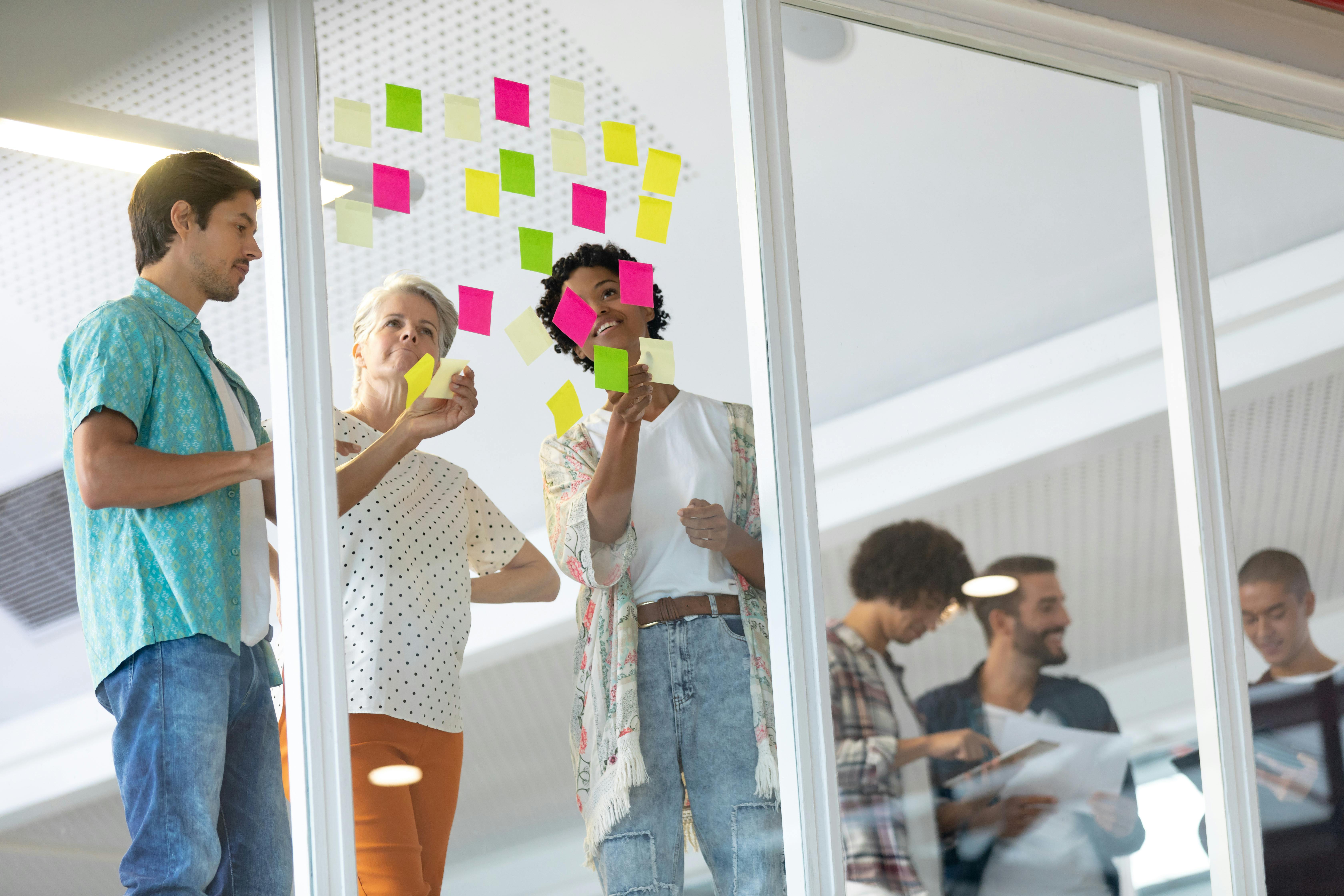 Personnes faisant un brainstorming