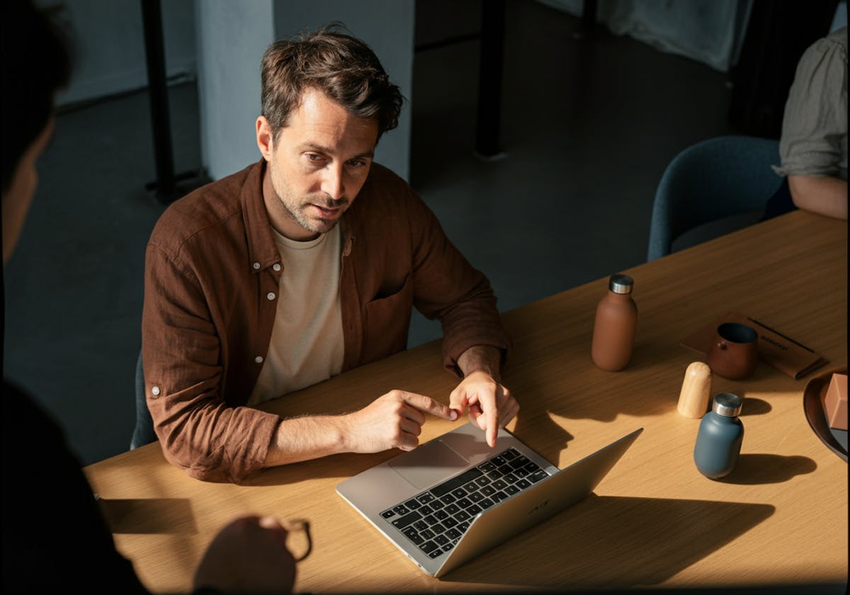 Plan de haut d'une personne en réunion avec son laptop