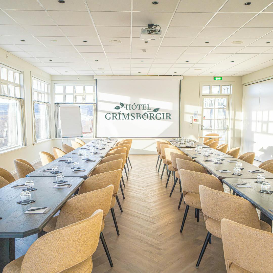 Warmly lit meeting room with a lot of natural light and windows