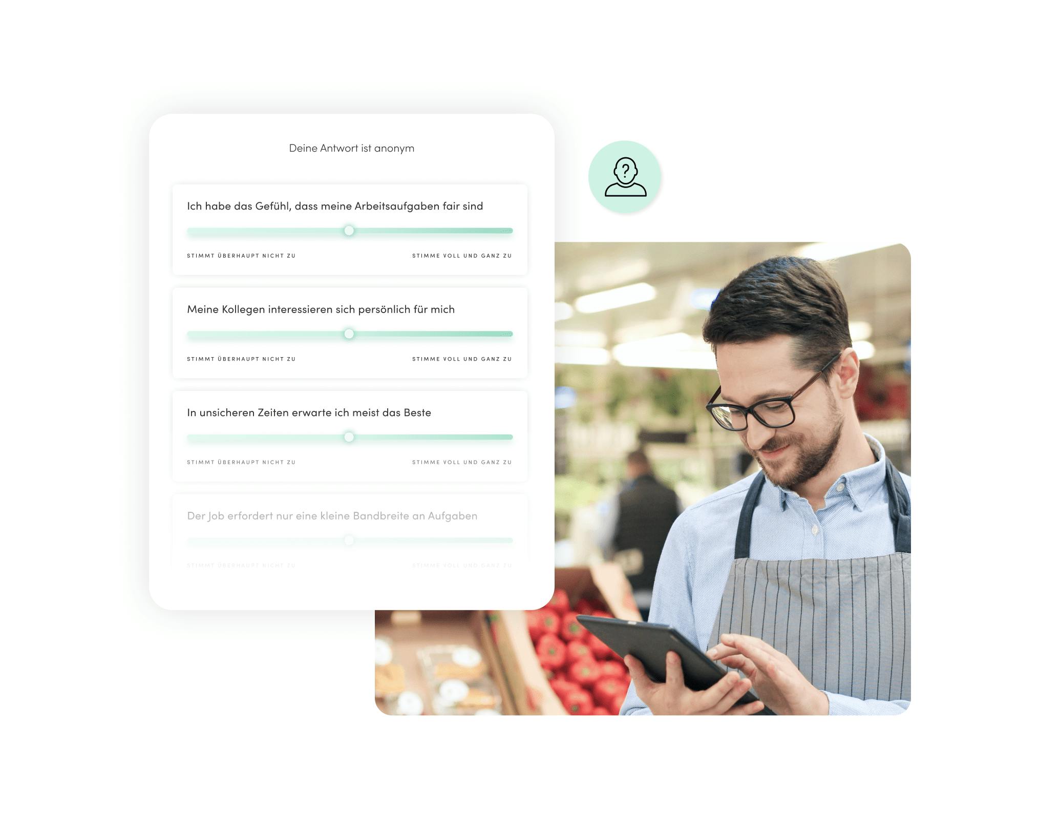 Ein Angestellter führt eine Mitarbeiterbefragung durch.