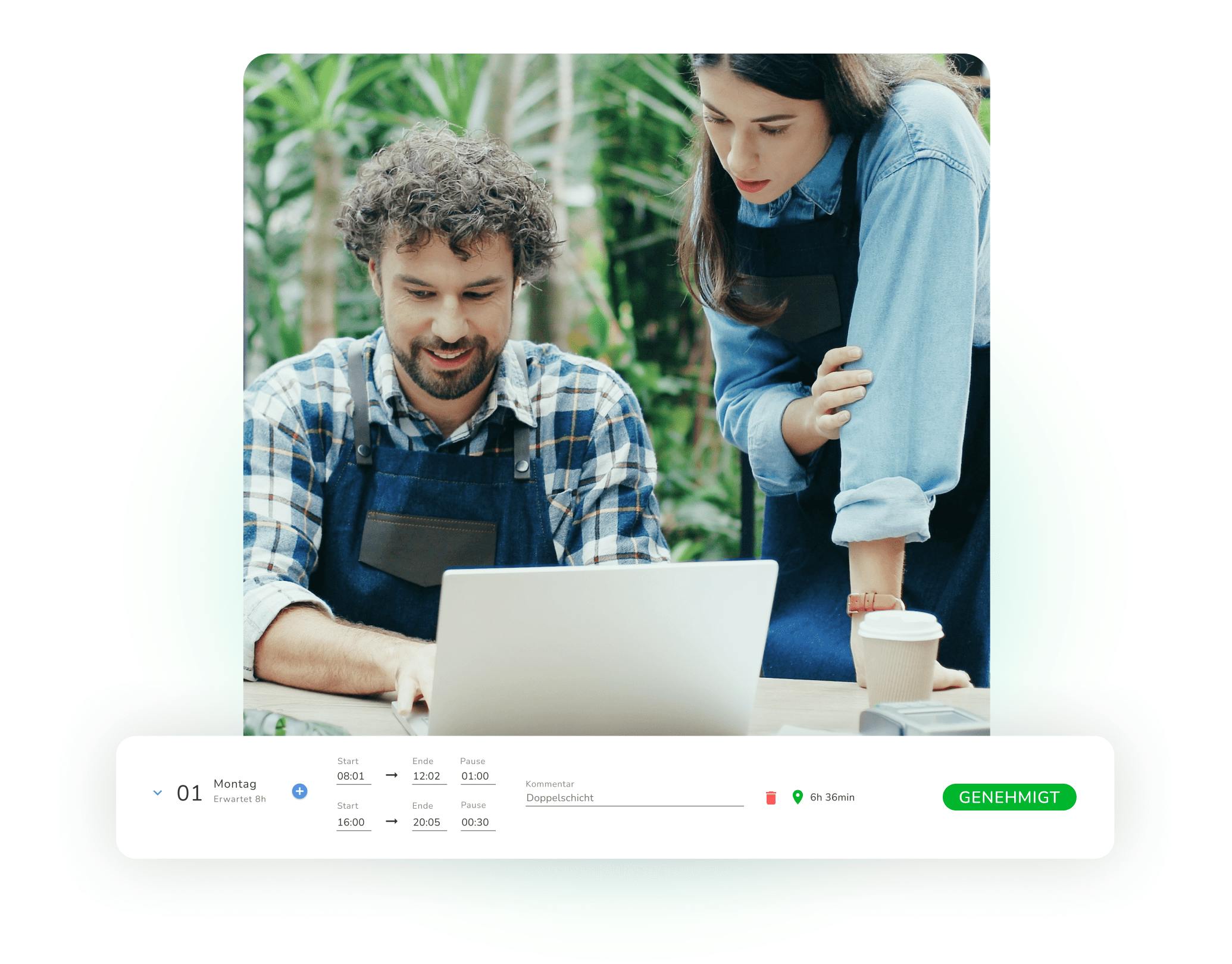 Zwei junge Gärtner erfassen ihre Arbeitszeit auf einem Laptop.