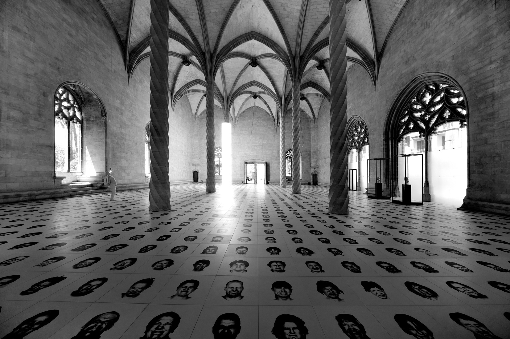 Bernardi Roig, Walking on Faces, 2012