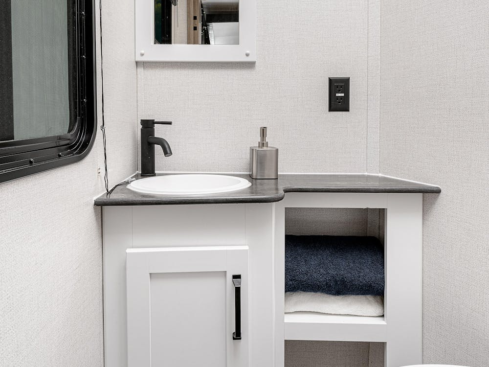 Carbon 35 Half Bathroom