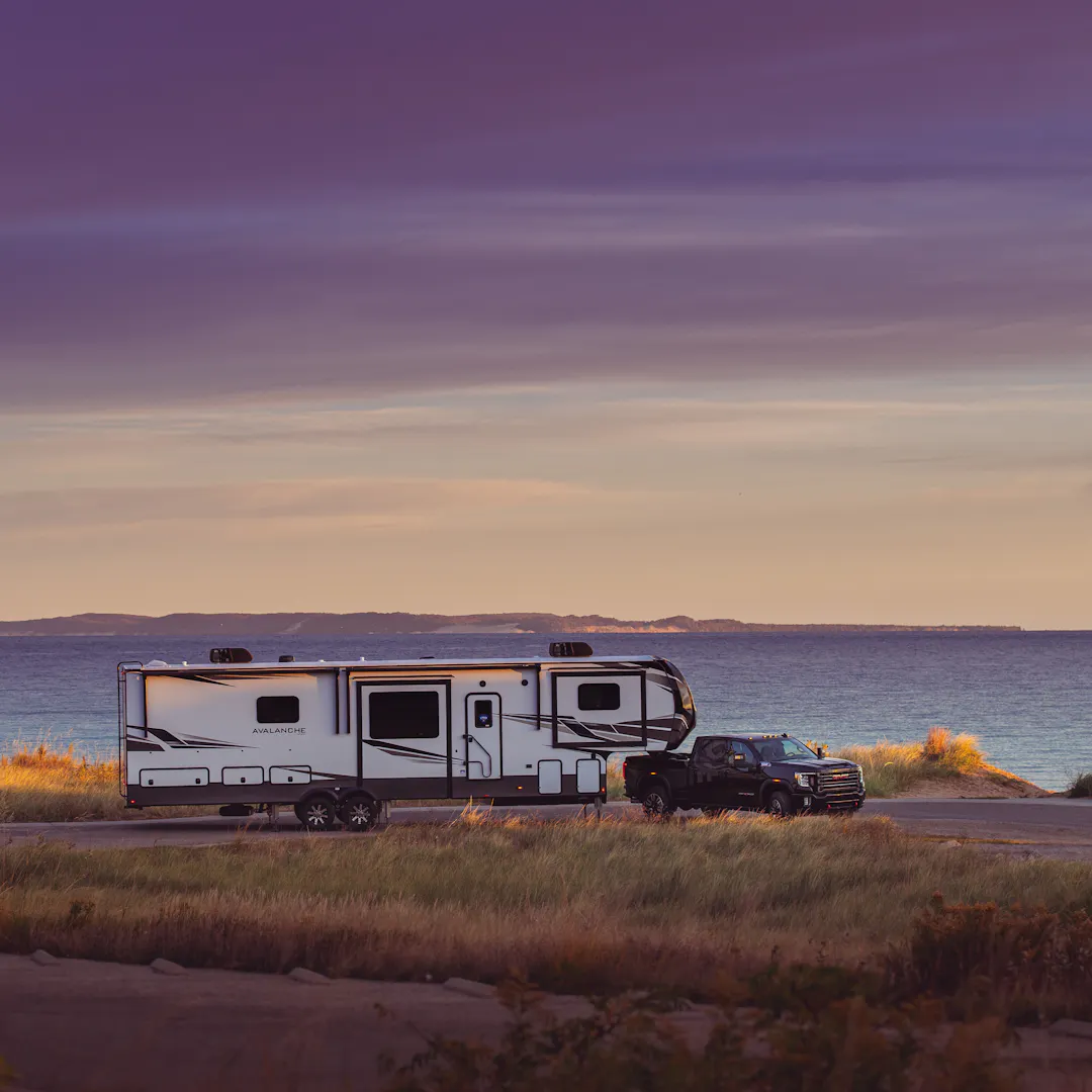 Alpine Avalanche Edition luxury-fifth-wheels - Specifications for ...