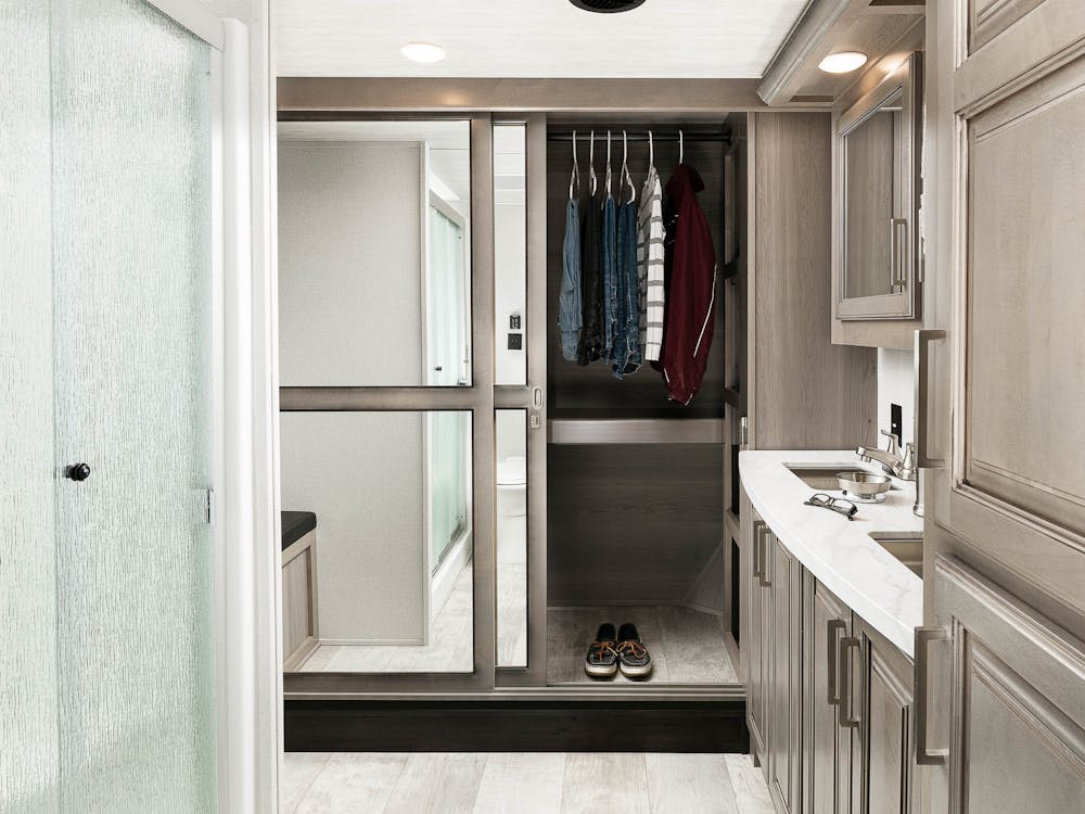 3931FB bathroom and wardrobe