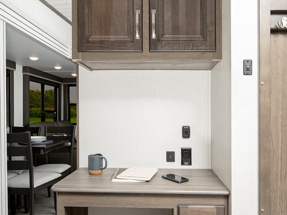 CG357UMR desk