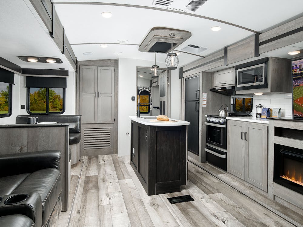 340BH living area and kitchen