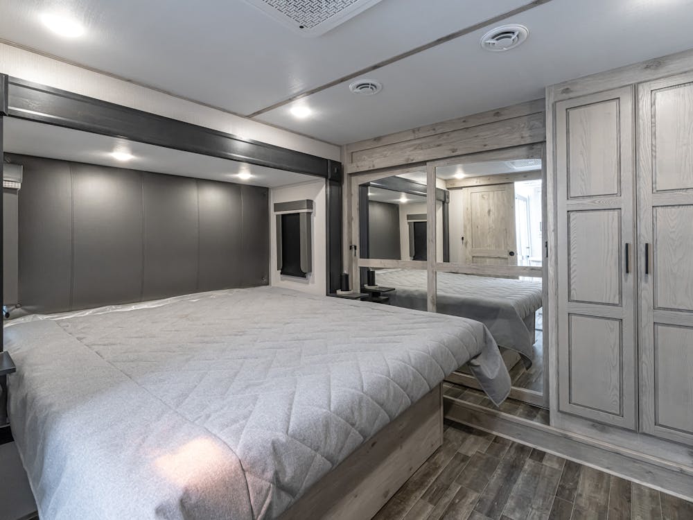 AV 302RS Bedroom