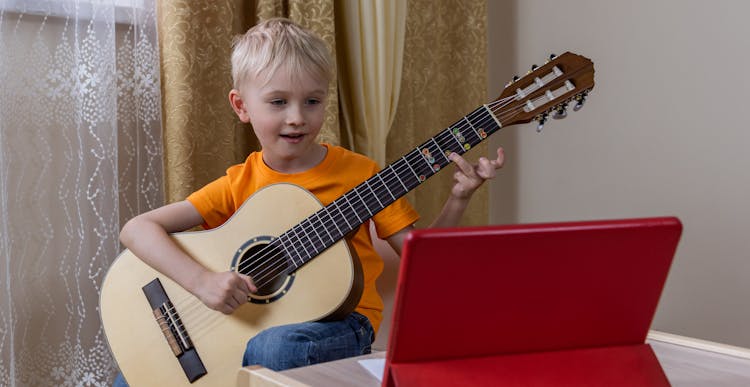 choosing a guitar for 5yr old