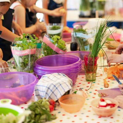 Kinderen koken met kindermessen