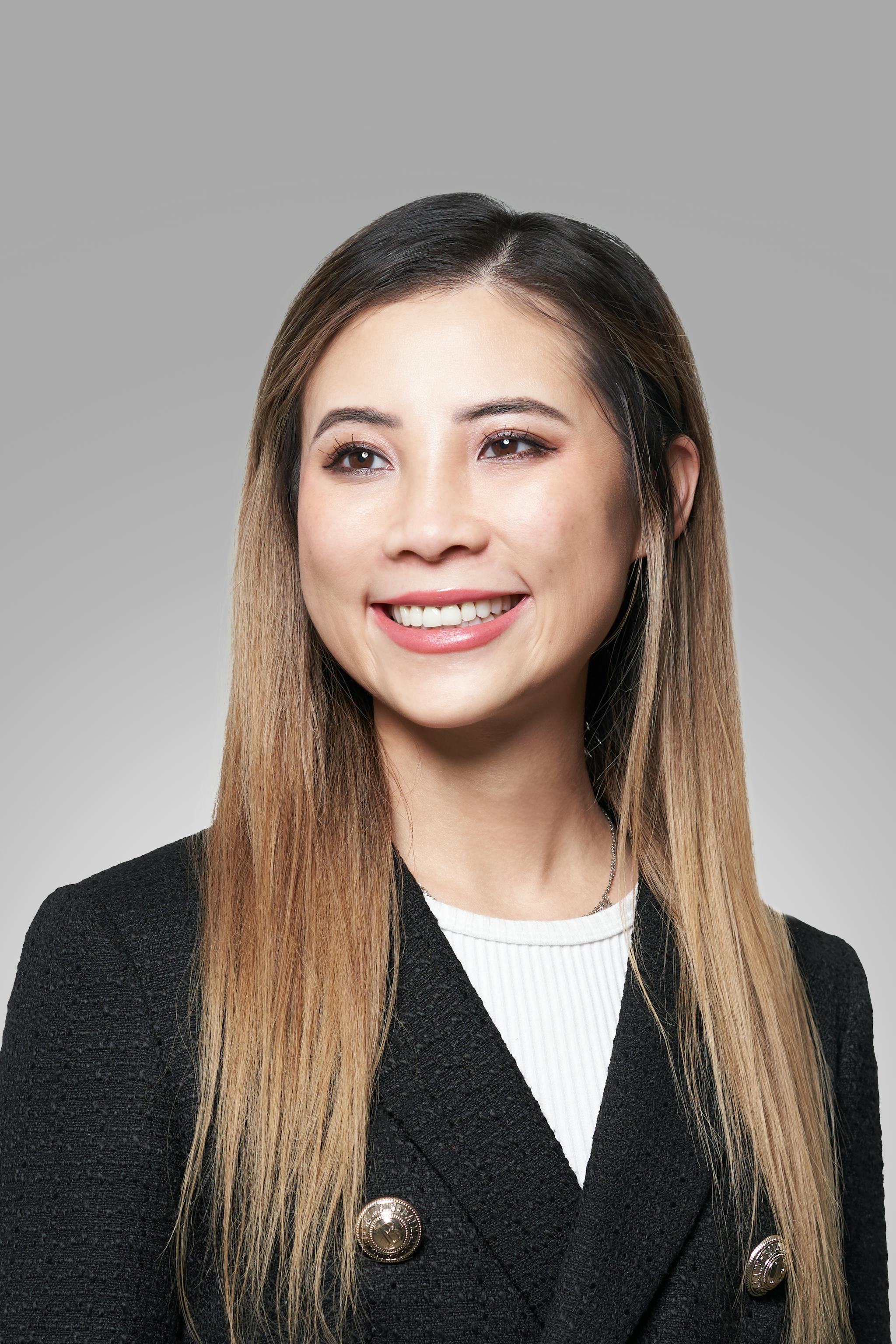 Siying Du headshot on a gray gradient backdrop