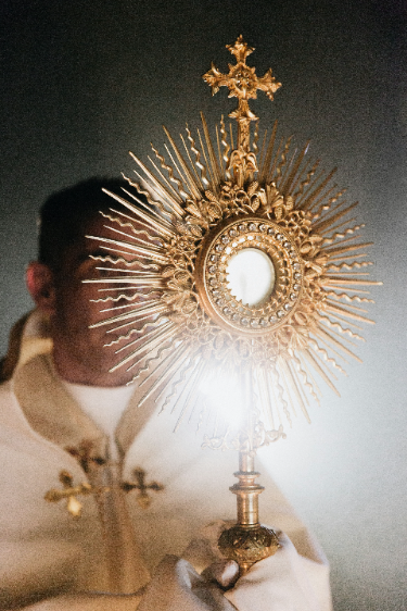 Free Good Friday photo of a mass inspired photo (a priest holding a monstrance) - Kittl