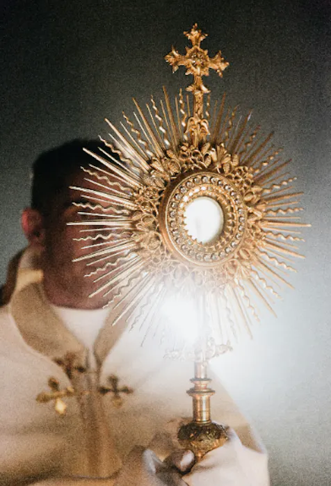 Free Good Friday photo of a mass inspired photo (a priest holding a monstrance) - Kittl