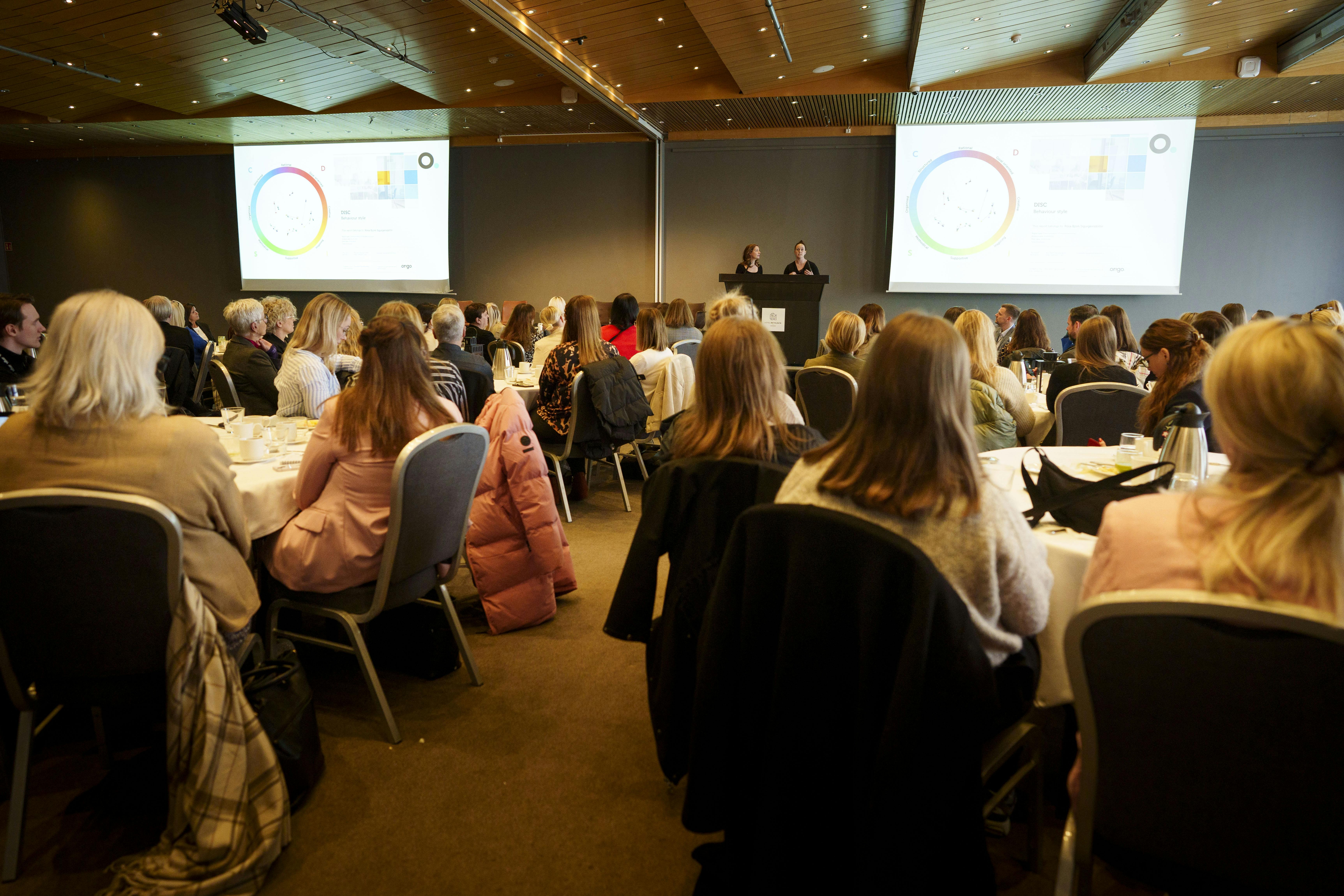 Ingibjörg Lilja Þormóðsdóttir, mannauðsstjóri Helix Health og Rósa Björk Sigurgeirsdóttir, mannauðssérfræðingur hjá Origo kynntu DISCover Leadership