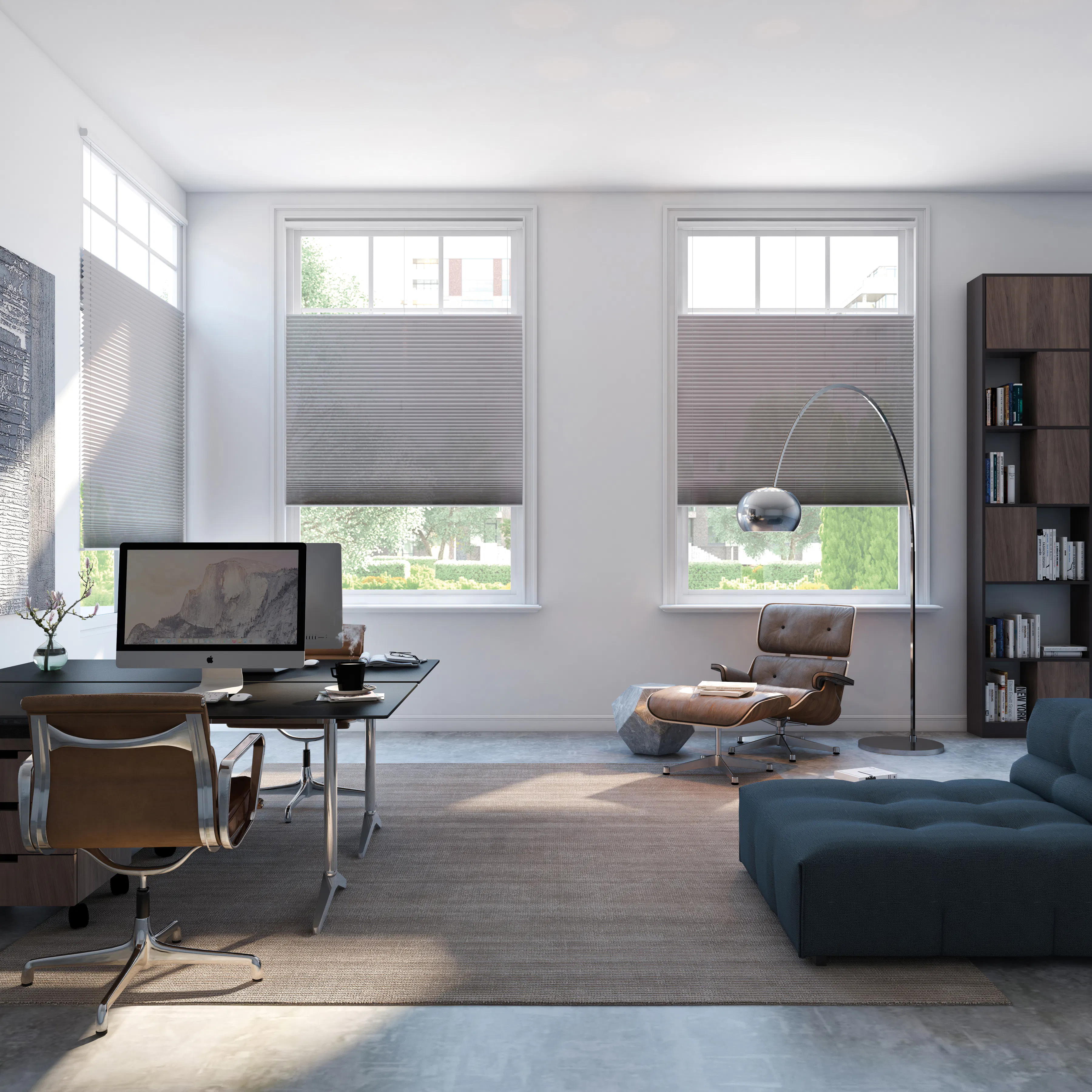 Hvite romerske gardiner er trukket ned foran to store vinduer i en moderne, lyst innredet stue med grå sofaer, salongbord, gulvlampe og grønne planter.