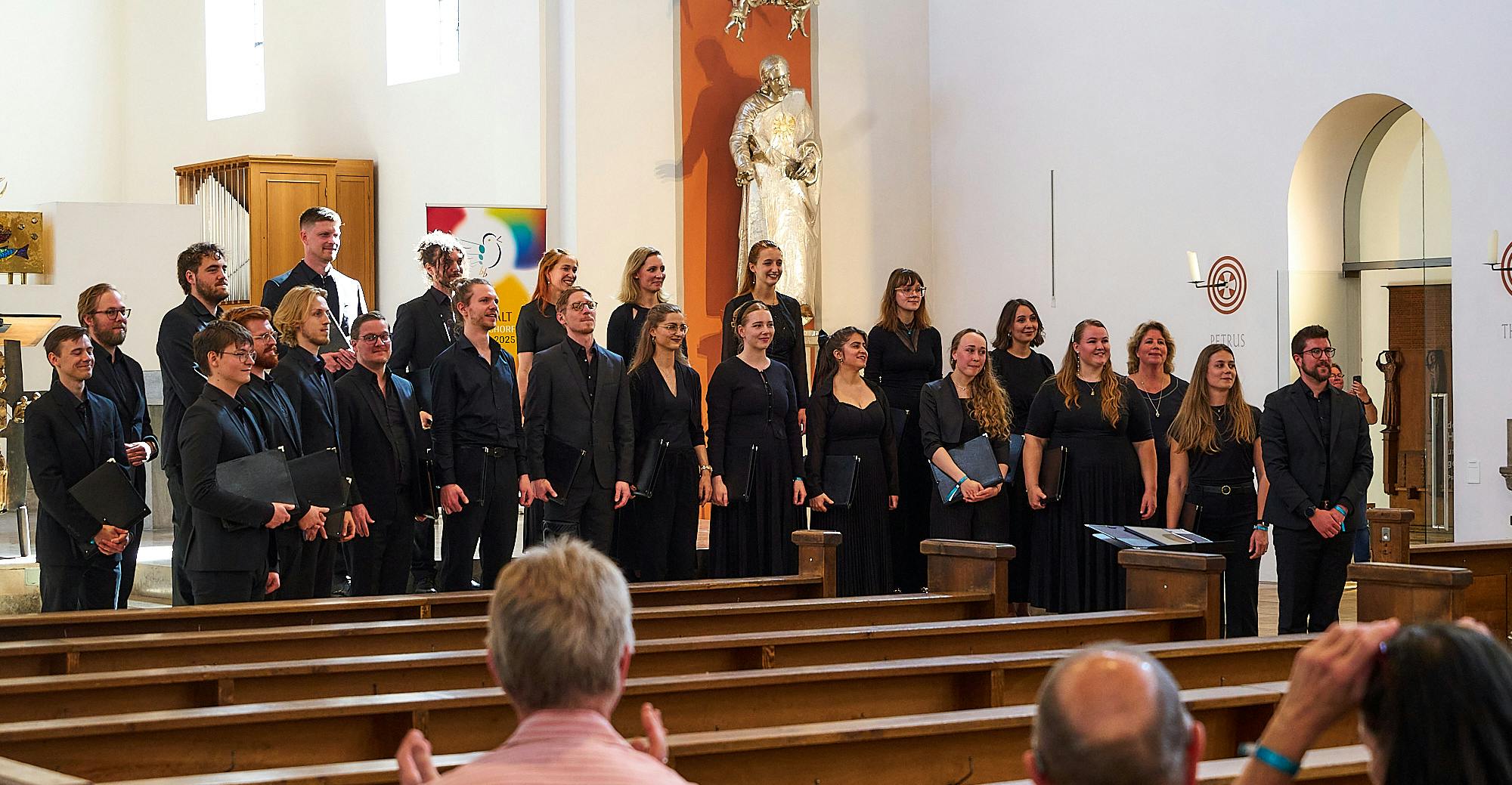 Das Vokalensemble steht beim deutschen Chorfest in einer stilvollen Kirche