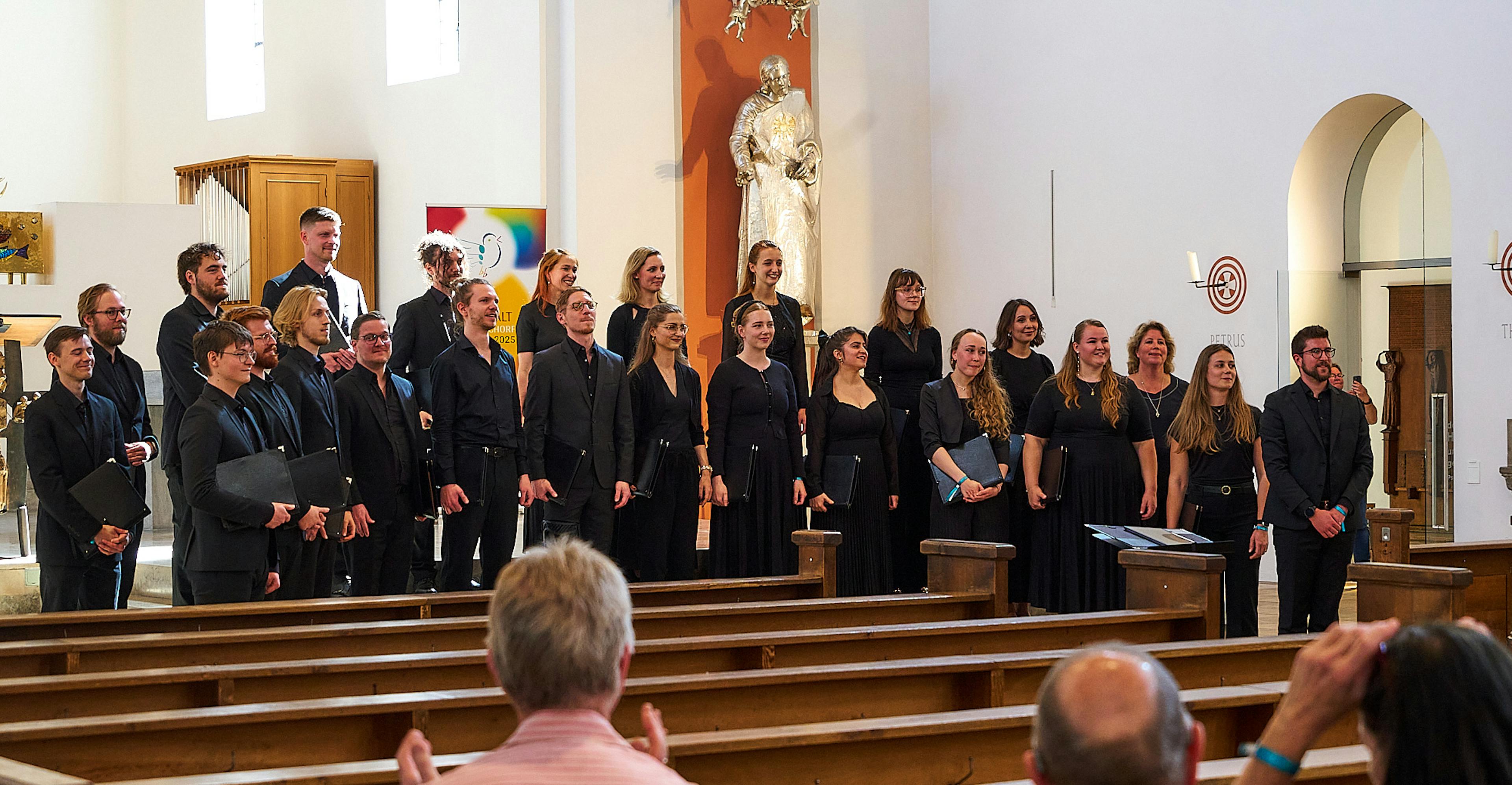 Das Vokalensemble steht beim deutschen Chorfest in einer stilvollen Kirche
