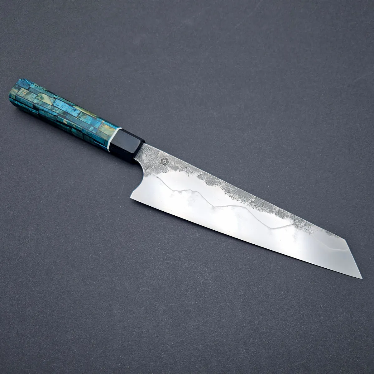 Kanji Knives - Kiritsuke mit Hamon und blauem Wa-Griff