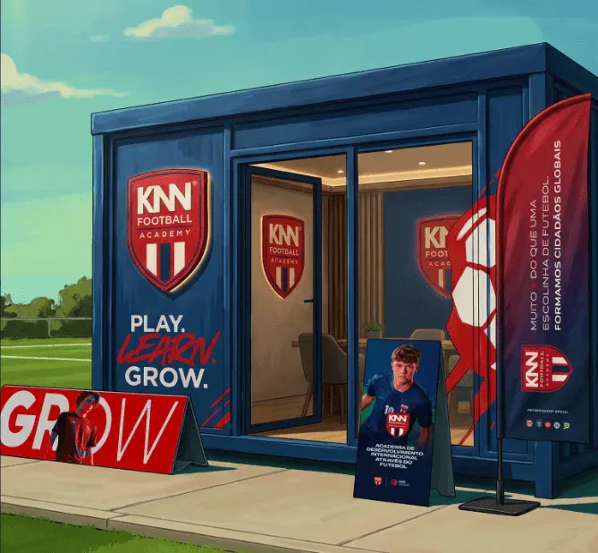 Painel de divulgação e estrutura de arena da KNN Football Academy com banners e escudo KNN Football, espaço externo com palco e bandeira vermelha ao lado.