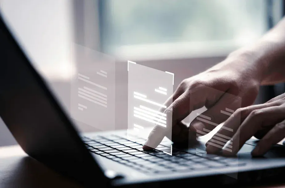 Mãos operando um tablet com sobreposição de ícones de documentos e dados em ambiente de escritório, sugerindo organização, gestão e segurança da informação.