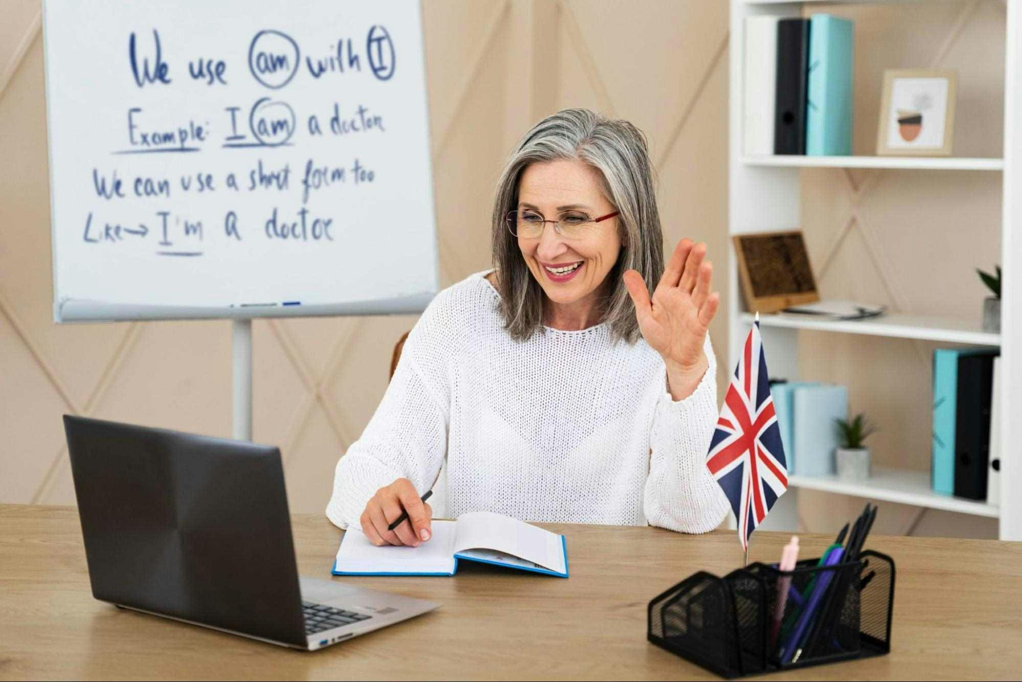 Professora de inglês na frente do computador