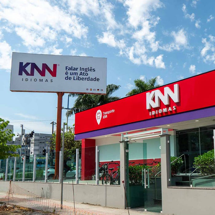 Fachada da escola KNN Idiomas Itajaí/SC.