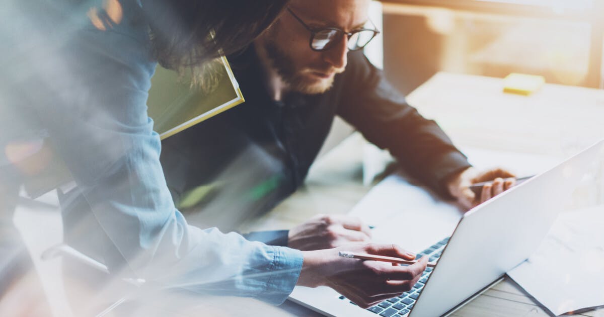 Homem e mulher olhando um computador