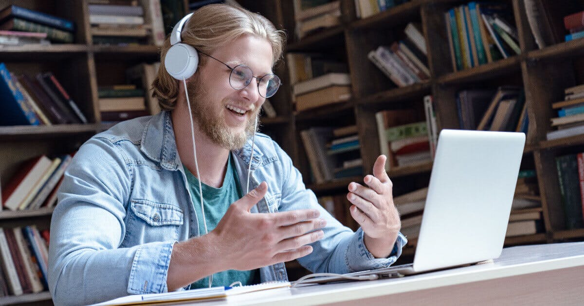 Homem conversando pelo computador com um fone de ouvido