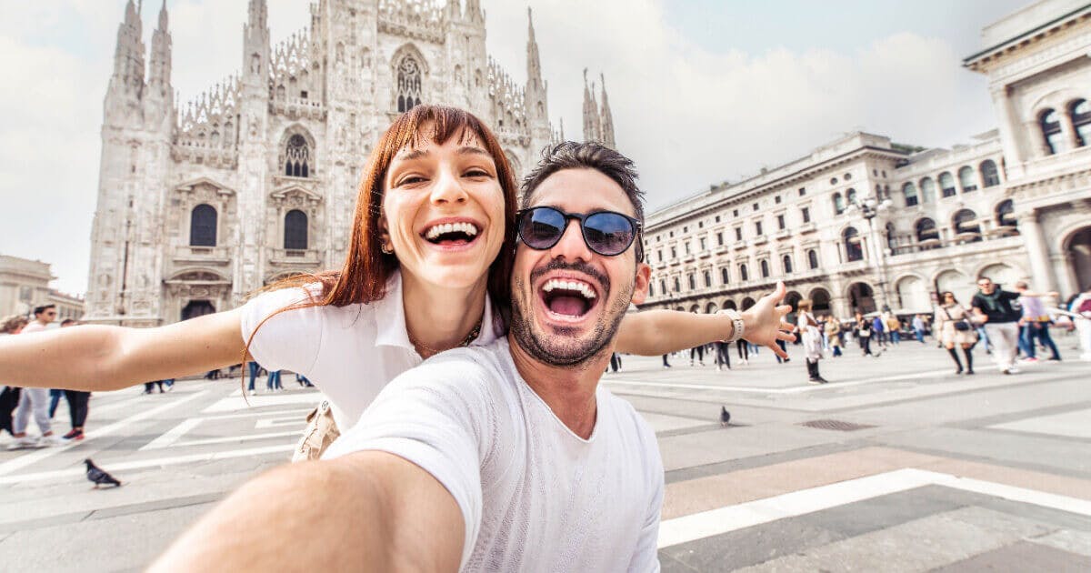 Homem e mulher em frente a uma construção antiga