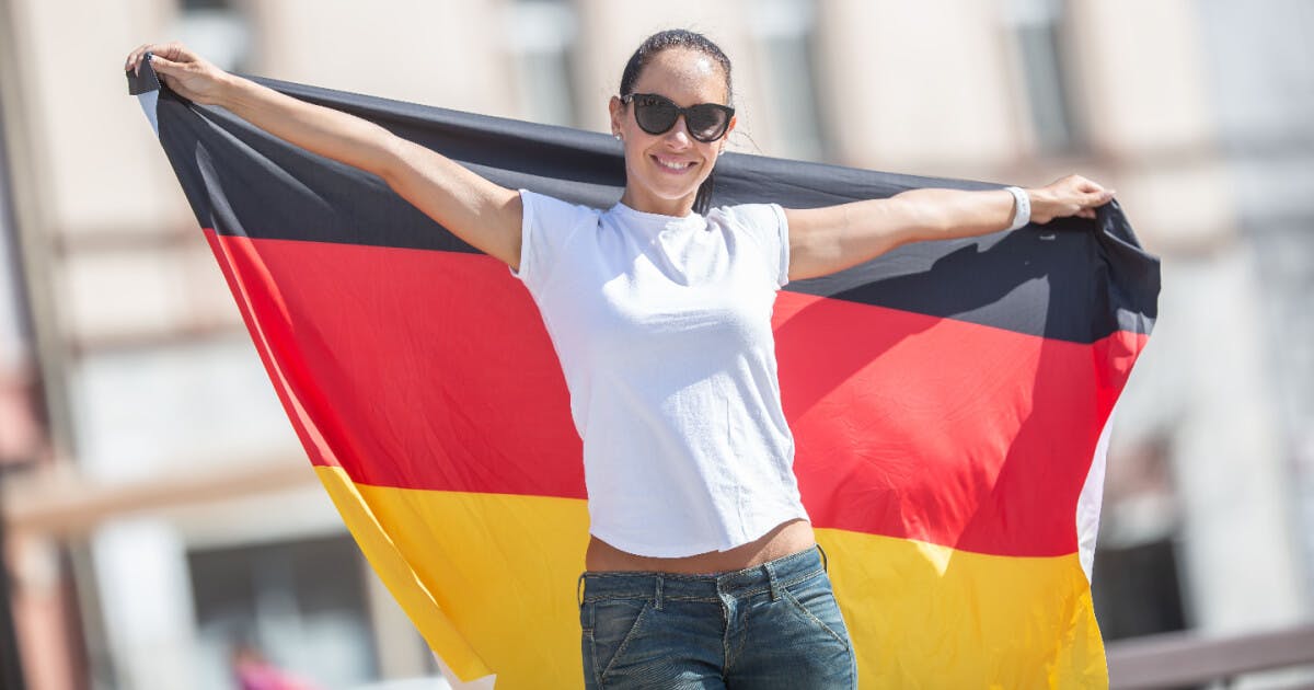 Mulher com uma bandeira da alemanha