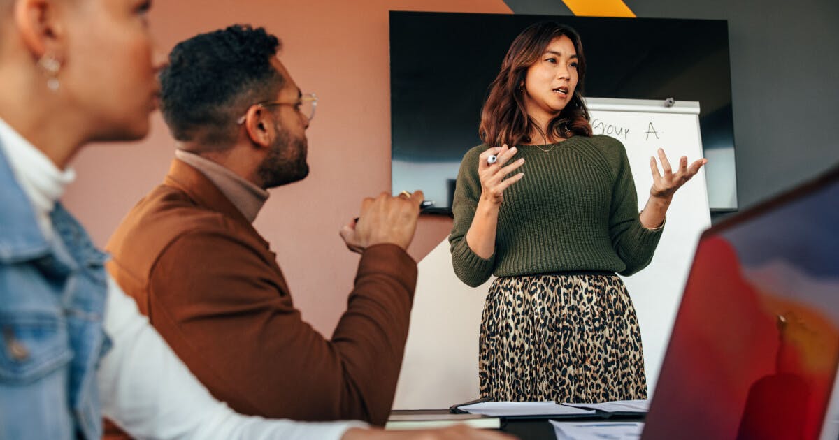 Mulher fazendo uma apresentação empresarial