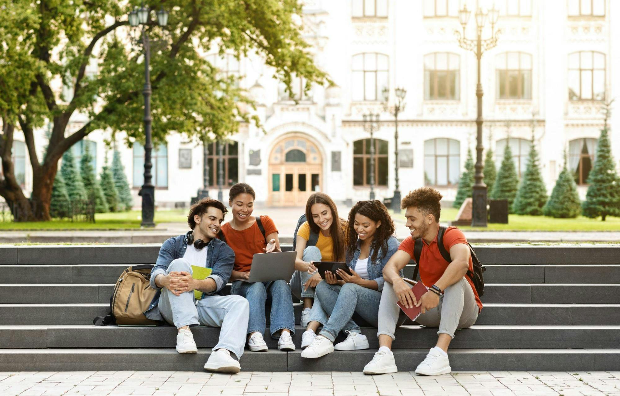 Grupo de alunos sentados em uma escada