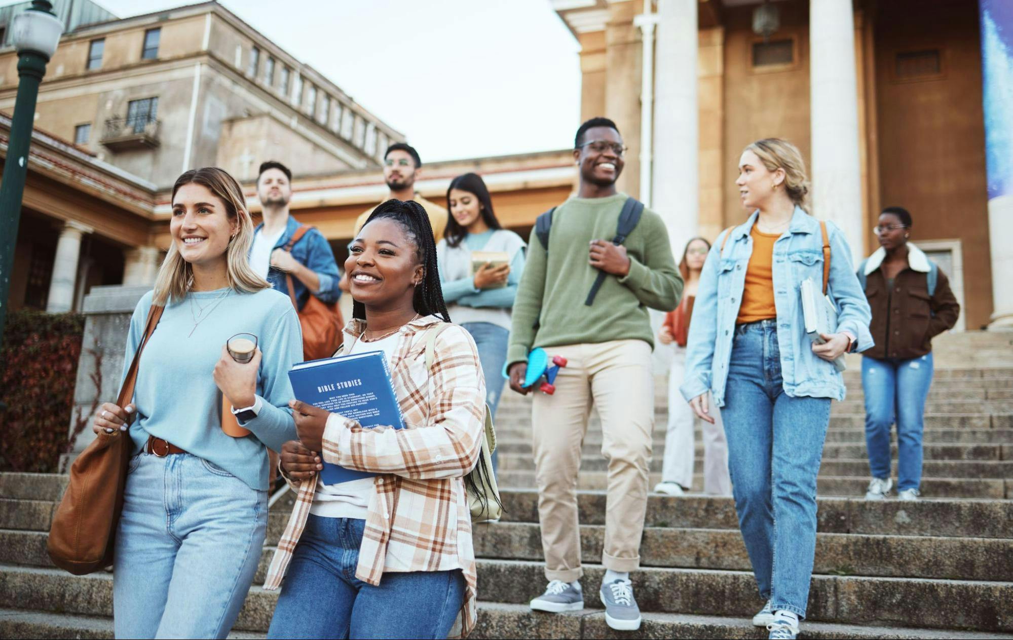 Grupo de alunos saindo da aula