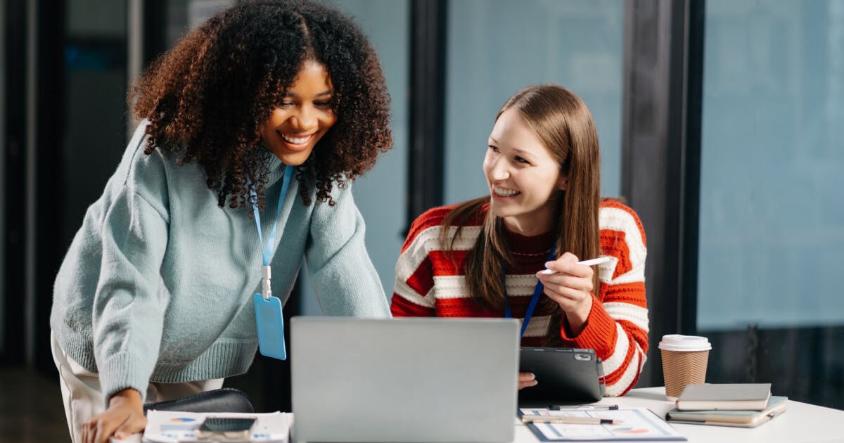 Jovens empreendedoras no notebook