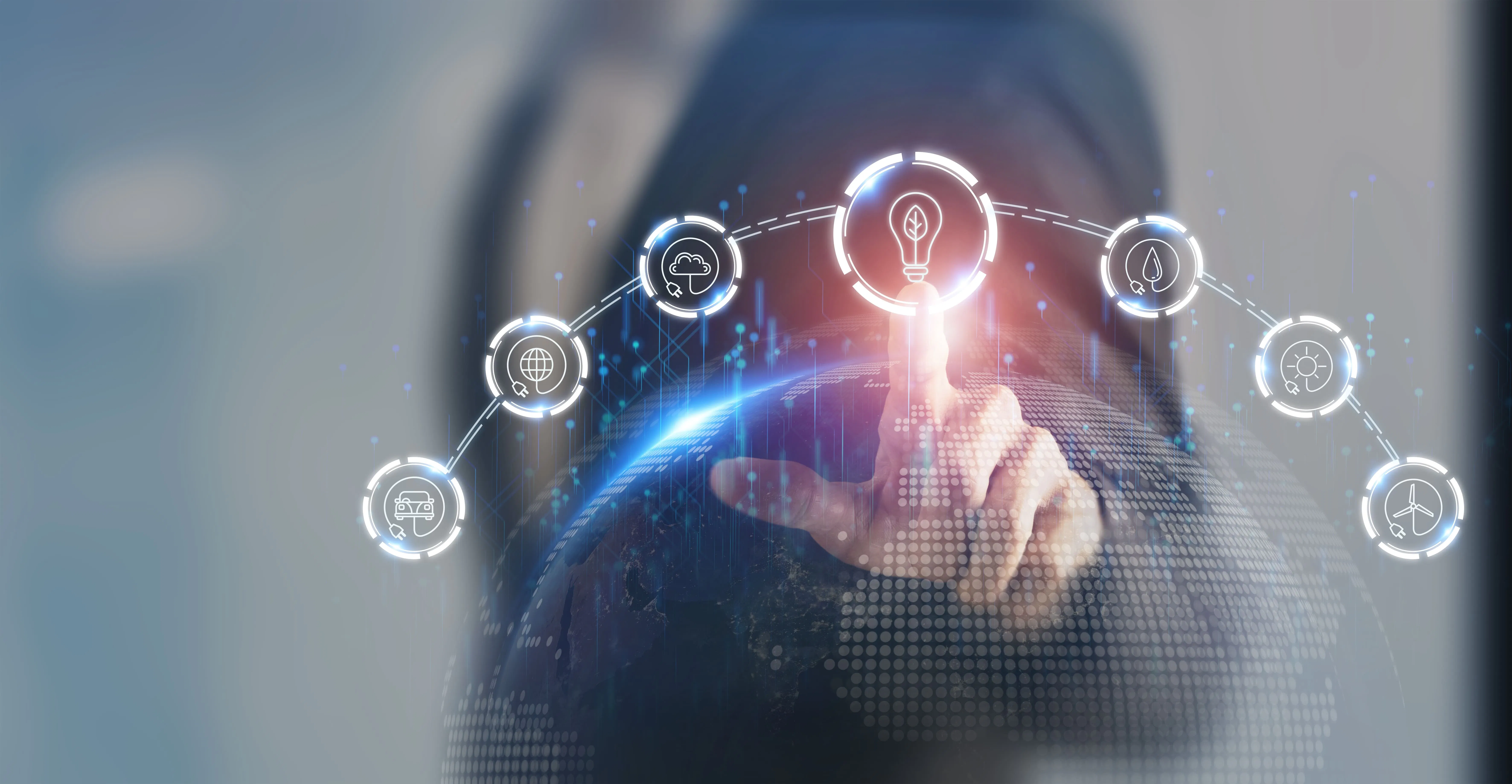 Uma pessoa clicando em um ícone virtual de uma lâmpada