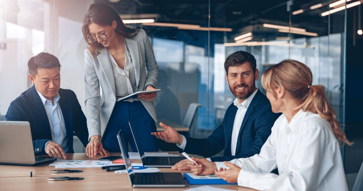 empreendedores sentados à mesa