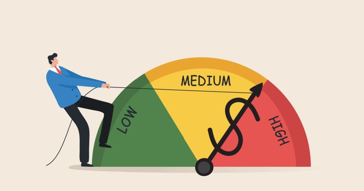 Uma imagem vetorial mostrando um homem tentando puxar o ponteiro de um relógio, do "High" para o "Low".