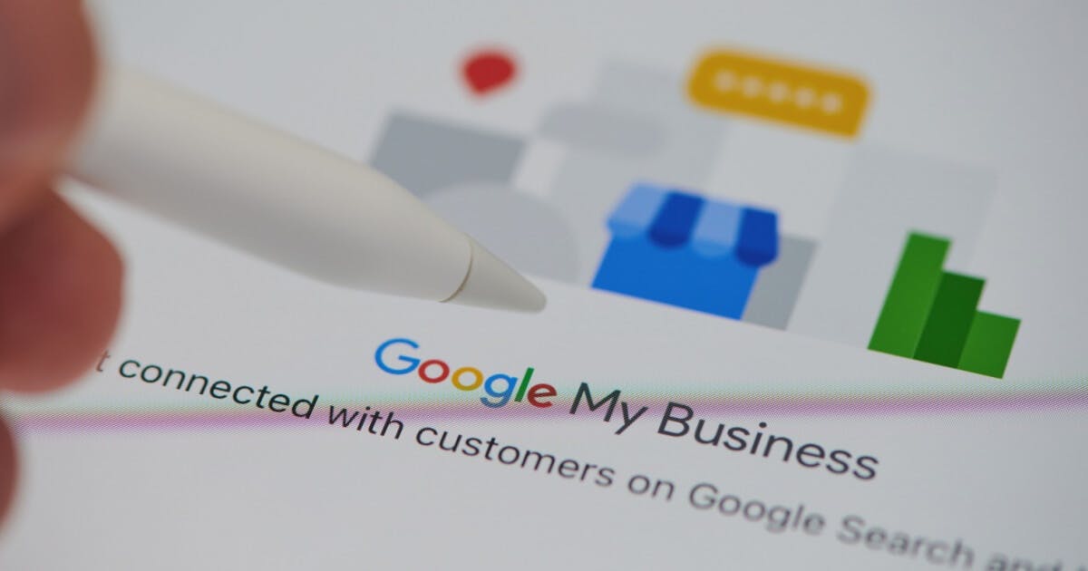 Imagem mostrando a logo do "Google My Business" na tela e a ponta de uma caneta apontando para o mesmo.