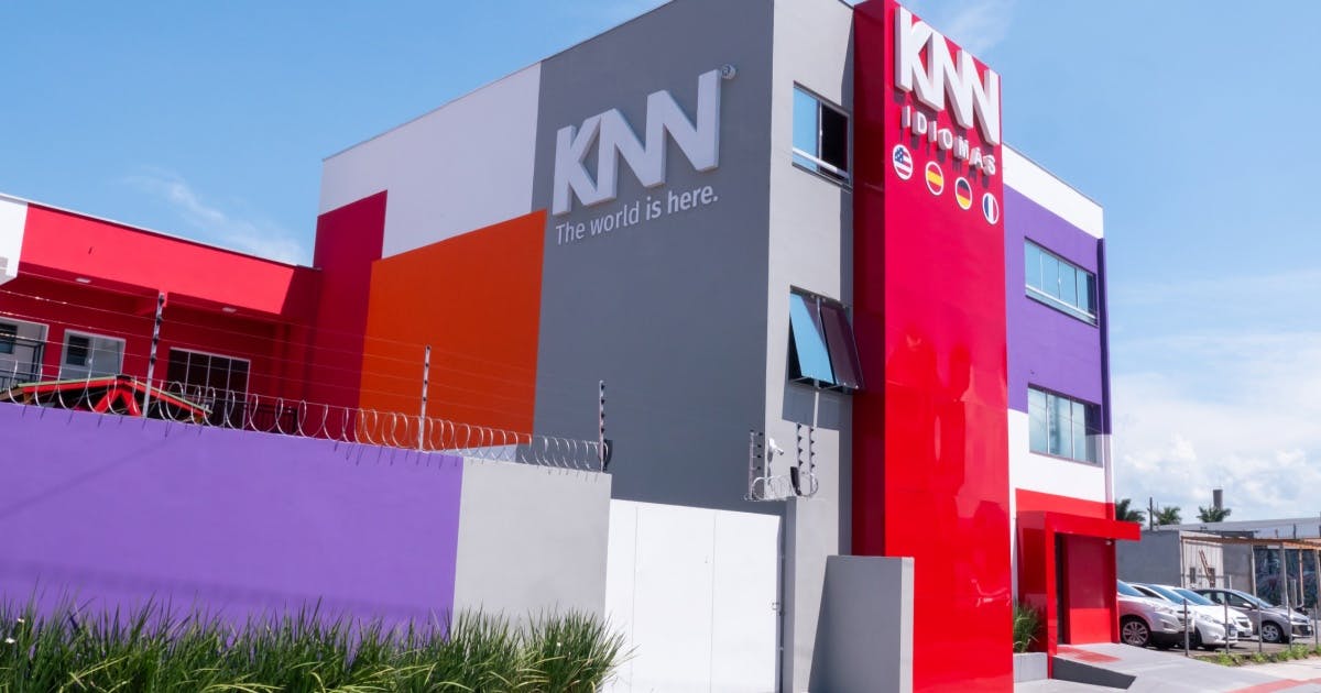 Fachada da escola KNN Idiomas na cidade de Balneário Camboriú, em Santa Catarina.