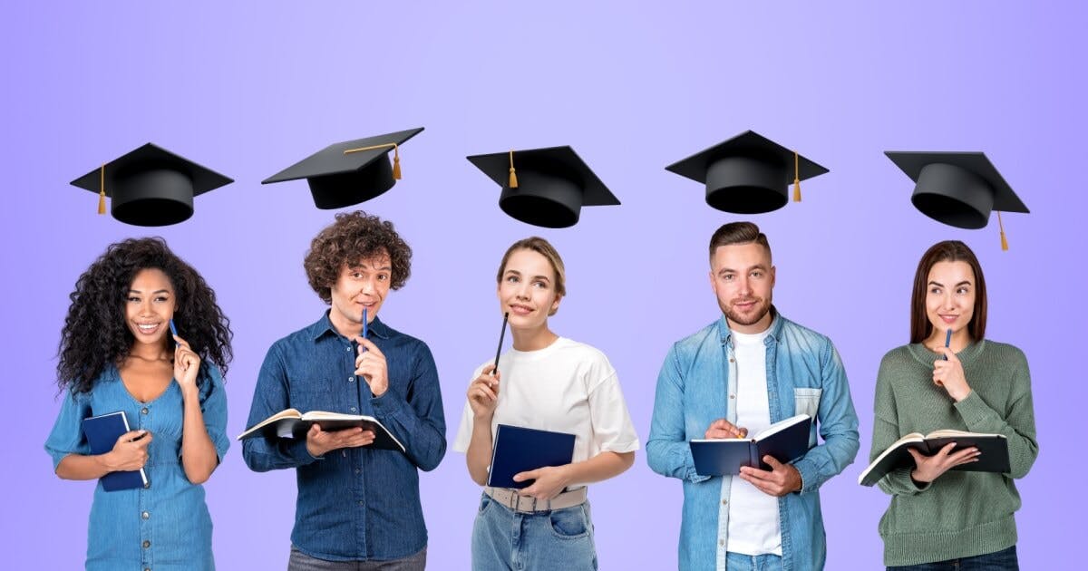 5 pessoas ao lado da outra em um fundo roxo e com uma toga de formatura em cima de cada um.