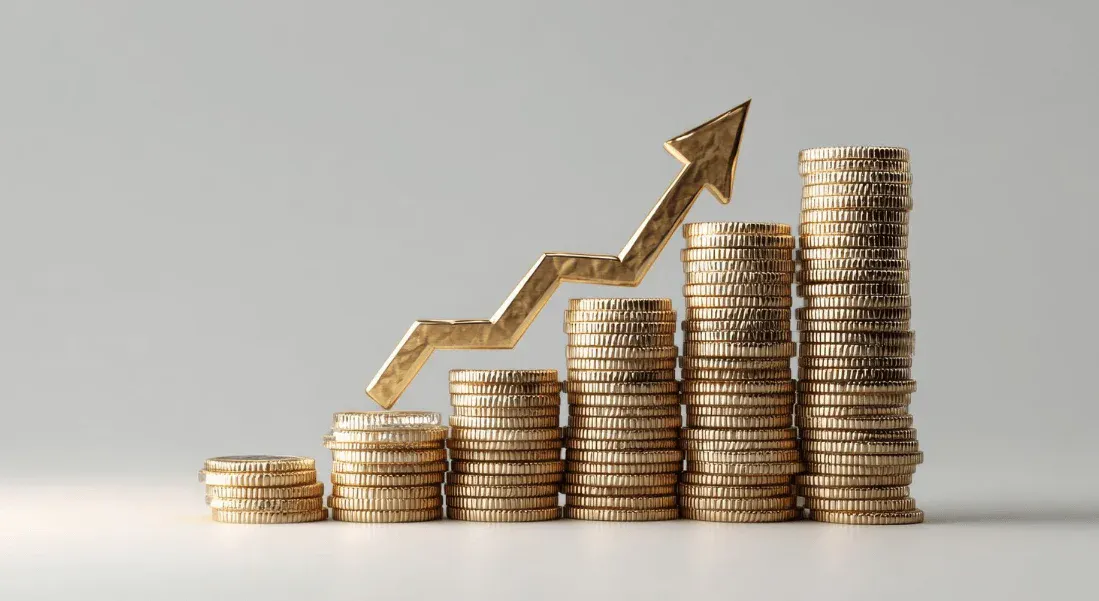 Pilhas de moedas com gráfico de crescimento em formato de setas douradas, representando aumento de receita e investimentos, em fundo claro.