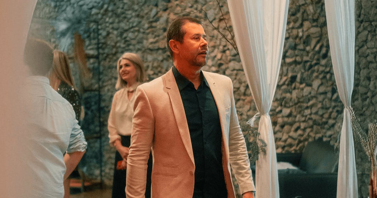 Reginaldo Boeira com um terno bege