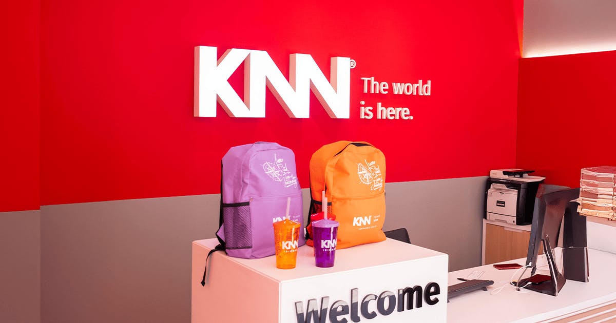 Recepção personalizada de uma unidade da KNN com brindes.