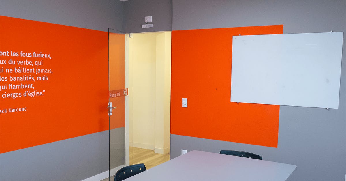 Sala de aula de uma unidade da KNN Idiomas.