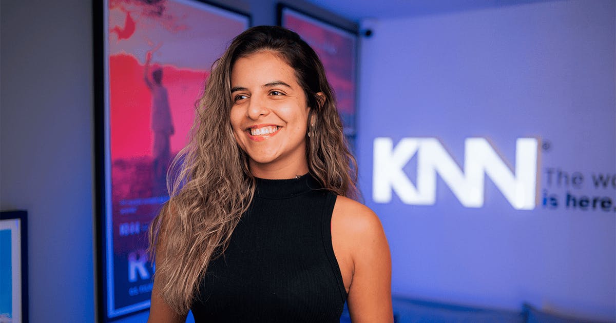 mulher sorridente no escritório da knn