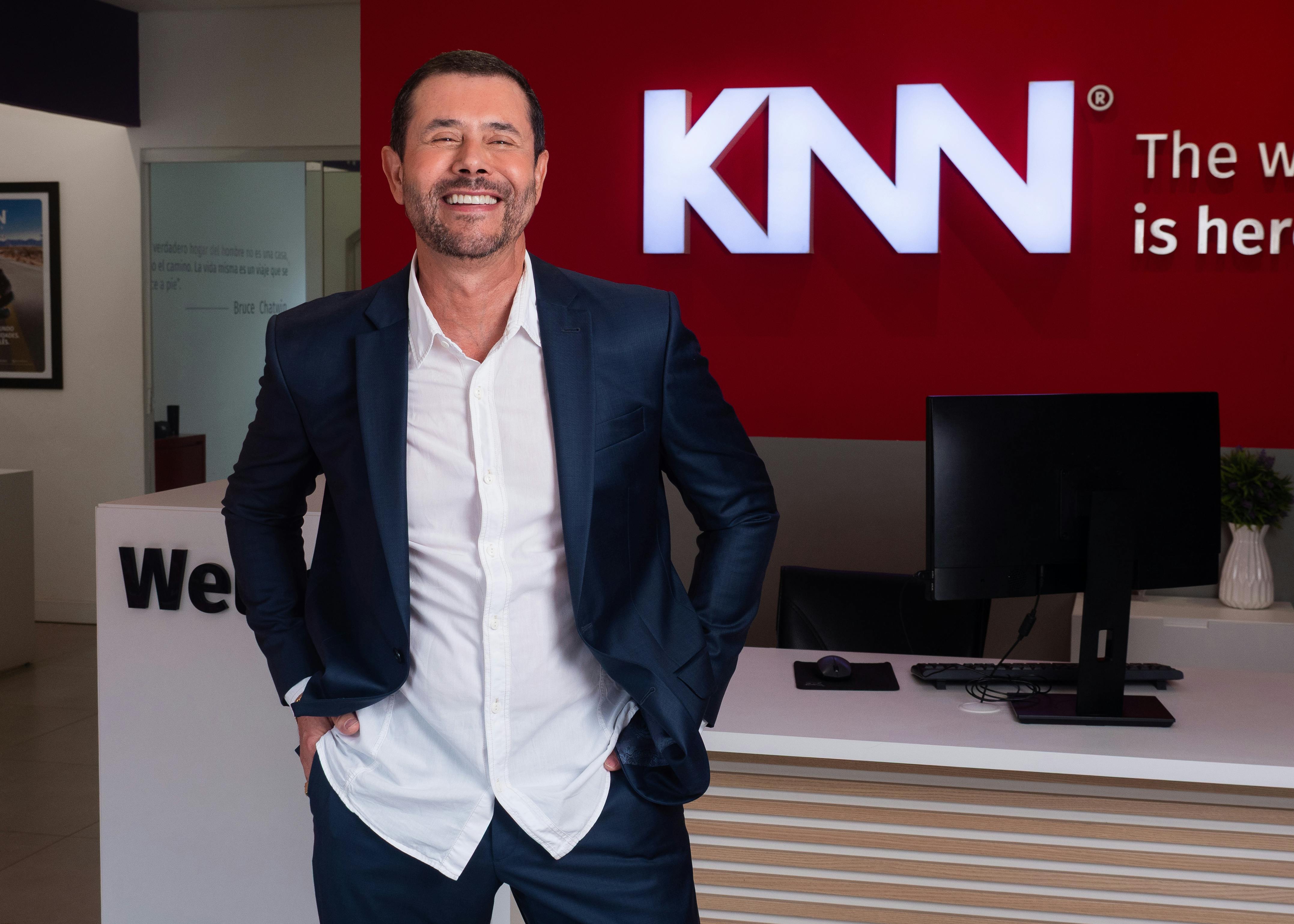 Reginaldo Boeira sorrindo na recepção de uma unidade da KNN Idiomas.